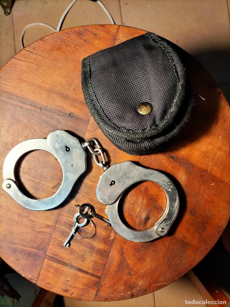 Military Antiques: grilletes,esposas antiguas de la policia nacional marca espa&ntilde;ola STAR con funda. buen estado