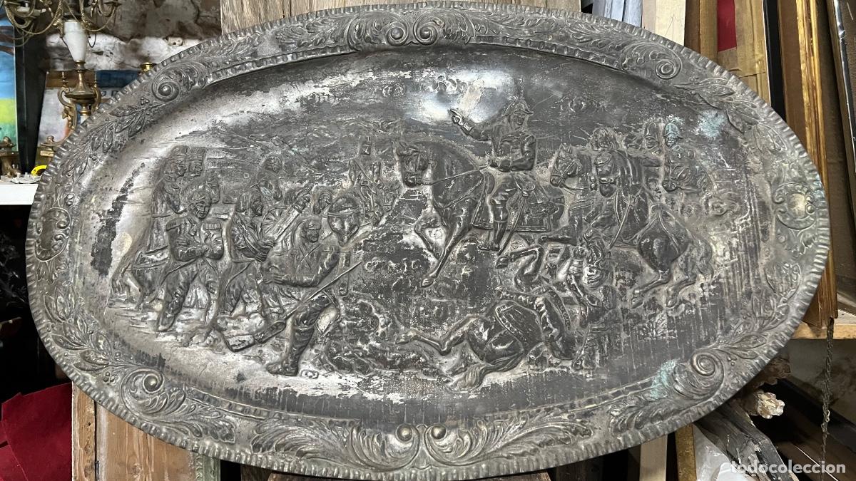Militaria: Gran bandeja de colgar historicista escena batalla metal plateado repujado 51x82cms