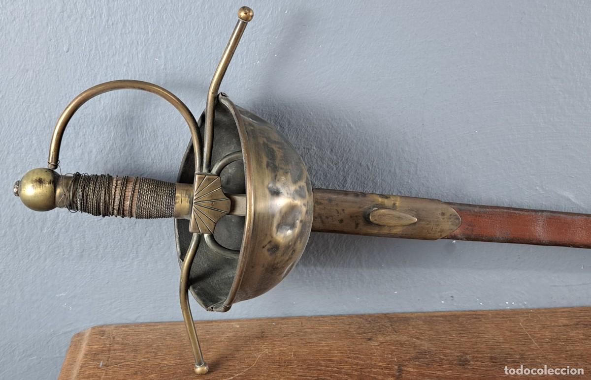Militaria: Espada de atrezo para teatro con funda. Principios siglo XX
