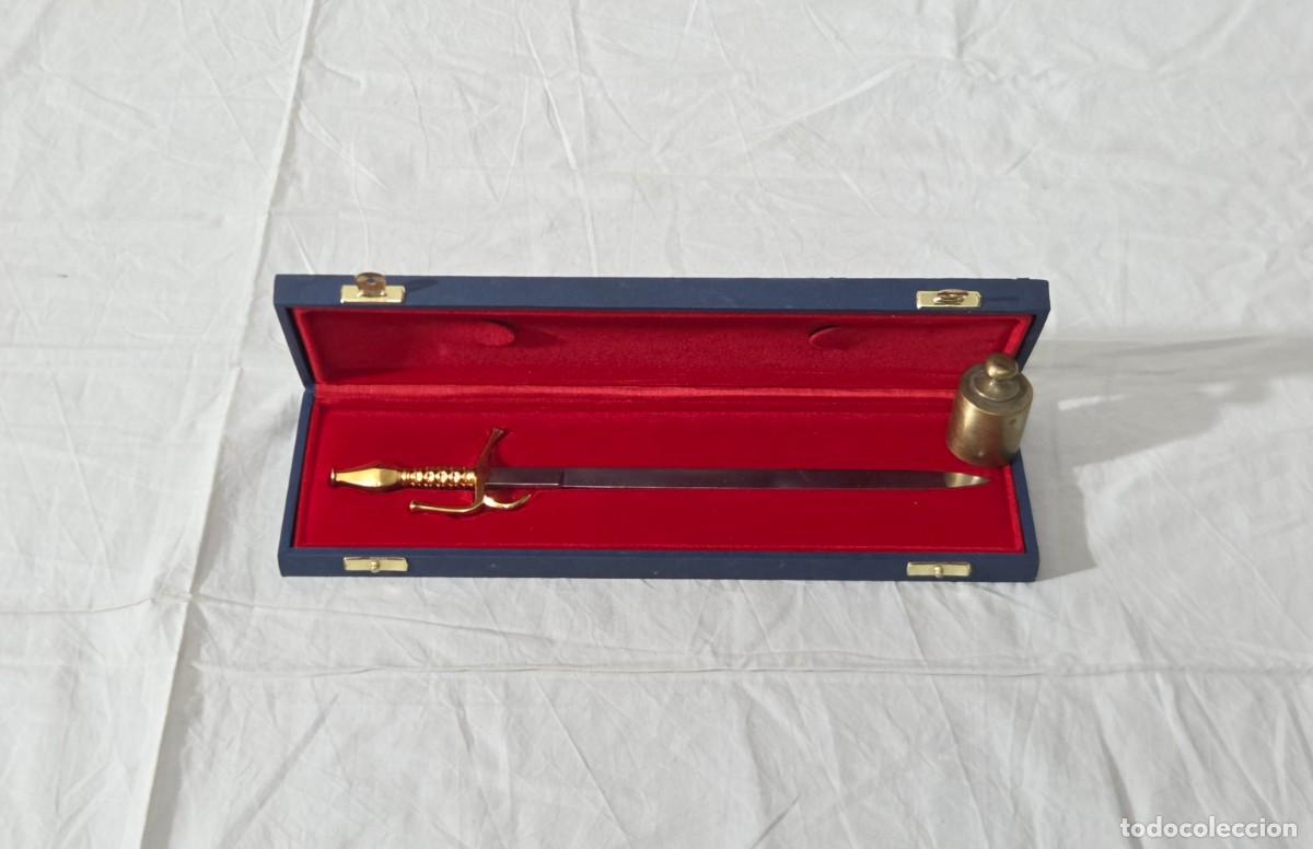 Militaria: Reproducci&oacute;n de espada en miniatura mango de bronce , Toledo