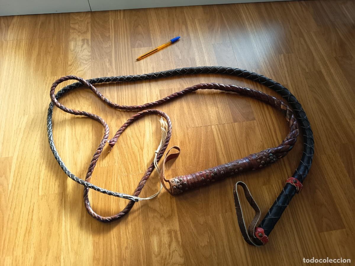 Militaria: 2 l&aacute;tigos de piel decorativos