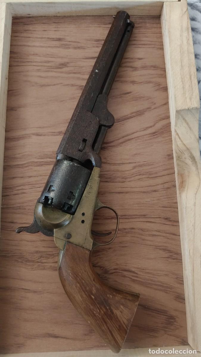 Militaria: Colt 1851 navy pour d&eacute;coration