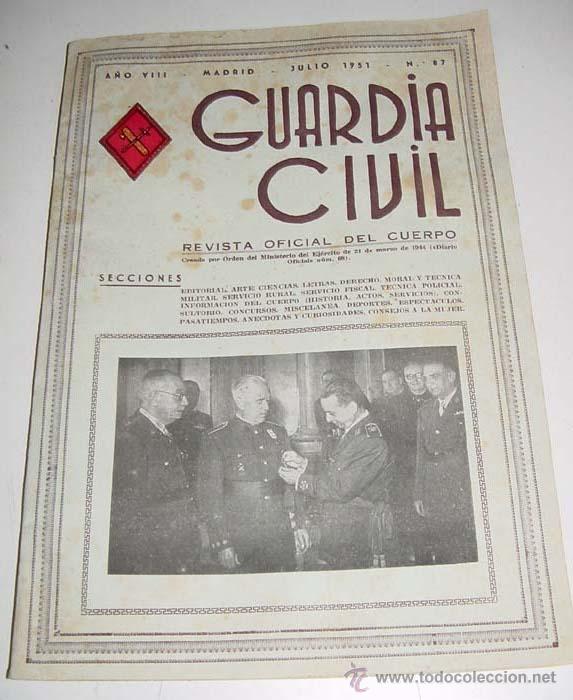 Military Antiques: ANTIGUA REVISTA OFICIAL DEL CUERPO DE LA GUARDIA CIVIL - CROMO ILUSTRADO EN LA PORTADA - JULIO 1951