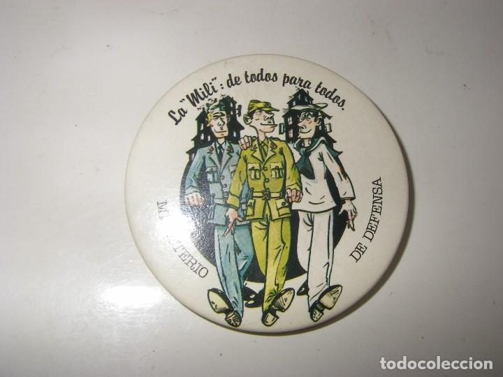 Military Antiques: Chapa, insignia de publicidad del ministerio de defensa, La mili de todos para todos. 5,6 cm.