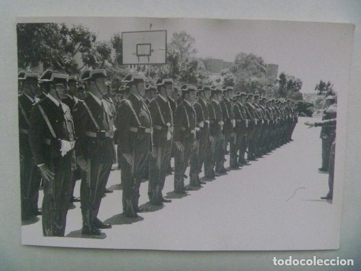 Militaria: GUARDIA CIVIL : FOTO DE FORMACION DE MIEMBROS DE LA BENEMERITA DE GALA CON CETME . .. 12 X 17 CM