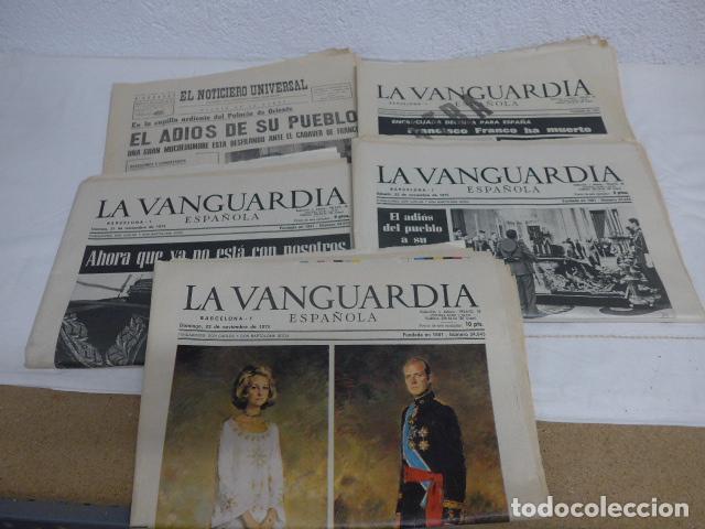 Militaria: Lote 5 antiguo diario distintos de la muerte de Franco, 1975. Uno es un extra raro.