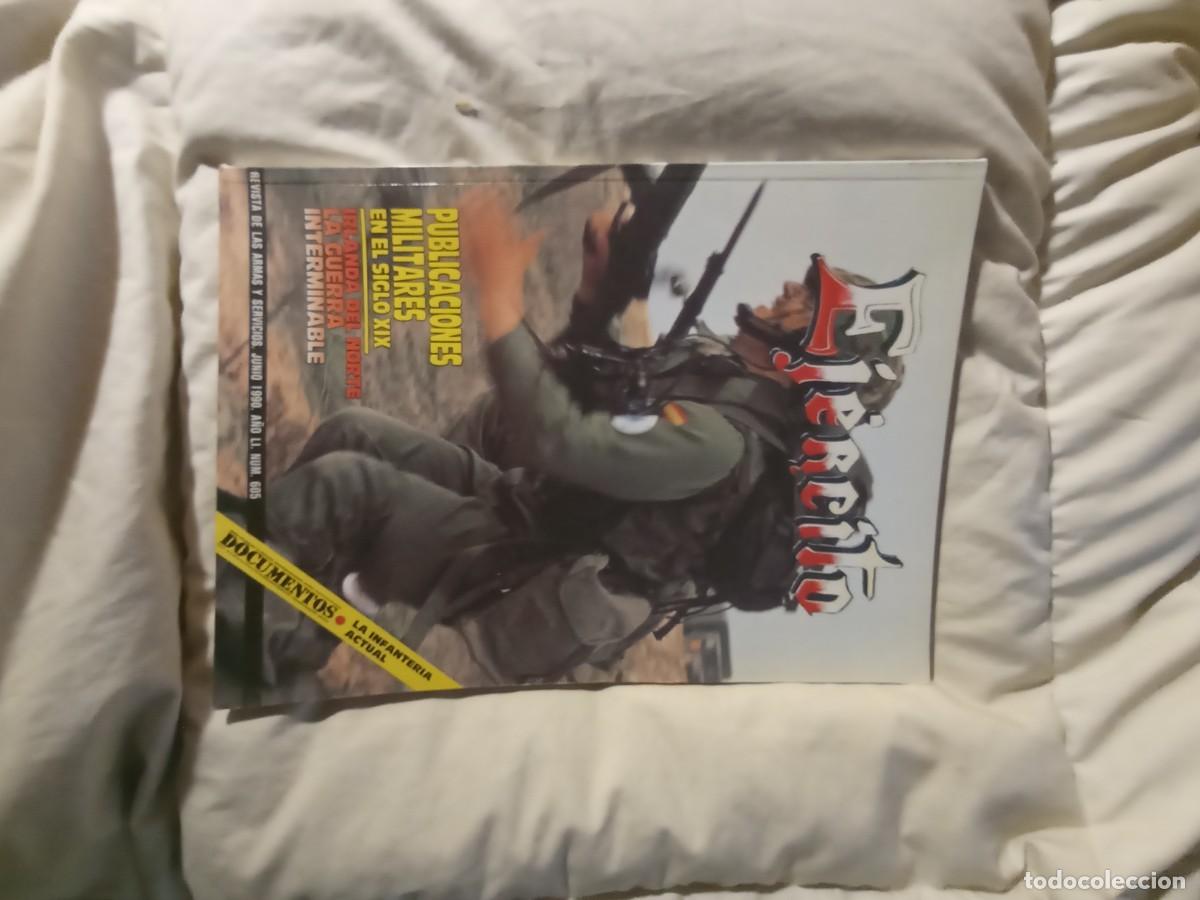 Militaria: Antigua revista ejercito - Foto 1