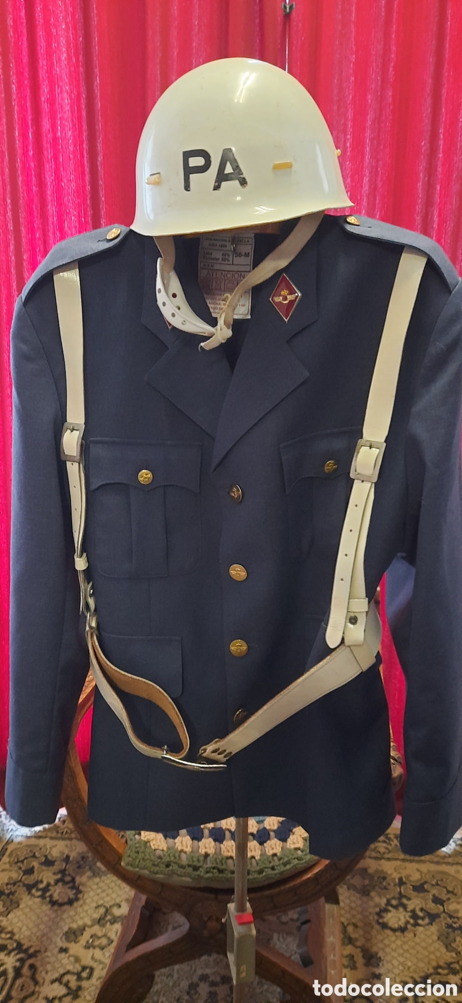 Militaria: Chaqueta con trinchas blancas + porra + casco de polic&iacute;a aerea