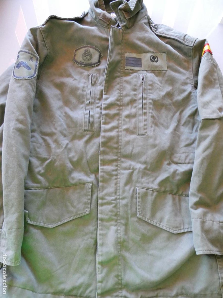 Militaria: ABRIGO CHAQUET&Oacute;N 3/4 MILITAR. PARCHES SANIDAD DIVISI&Oacute;N ACORAZADA XI GRUPO LOG&Iacute;STICO. LORCA 1986.