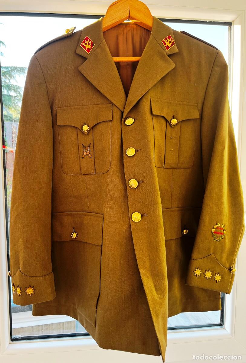 Militaria: UNIFORME DE CORONEL CON DSTINTIVO BORDADO DE PERMANENCIA EN LAS FUERZAS REGULARES INDIGENAS, EN EL P