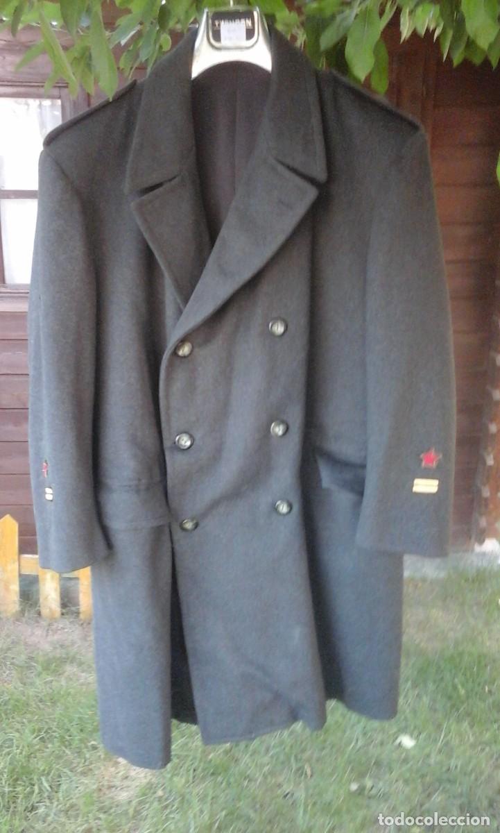 Militaria: Dos abrigos y una guerrera para recrear, 44 cent&iacute;metros costuras hombros