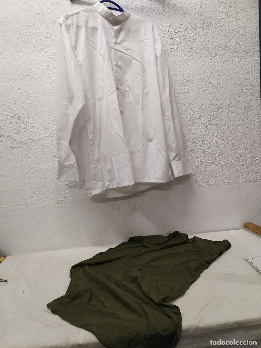 Military Antiques: Camisa de.color blanca y trapo, tela militar.