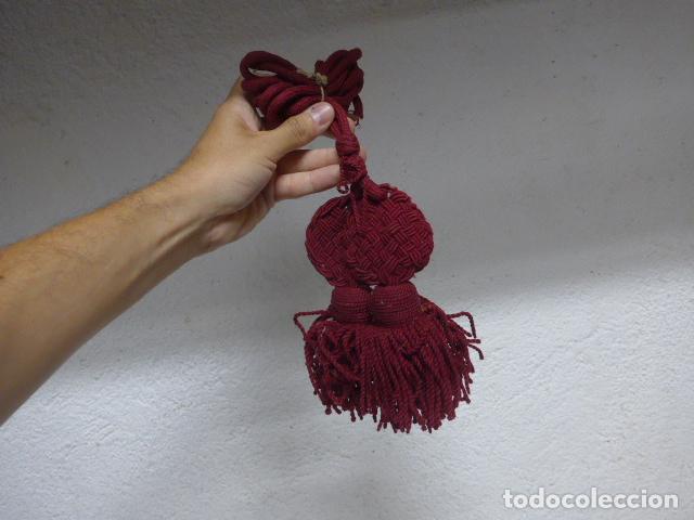 Militaria: Antiguo gran borlon o borlas militares a identificar, con su cordon rojo.