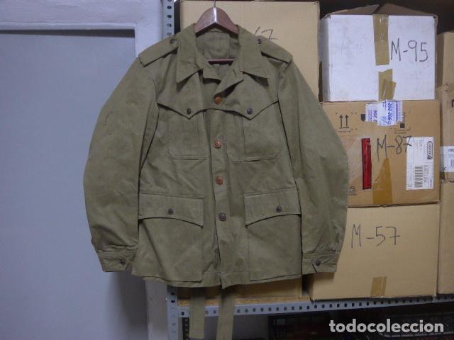 Militaria: Antigua guerrera sahariana espa&ntilde;ola original de a&ntilde;os 40, con restos de parche en brazo.