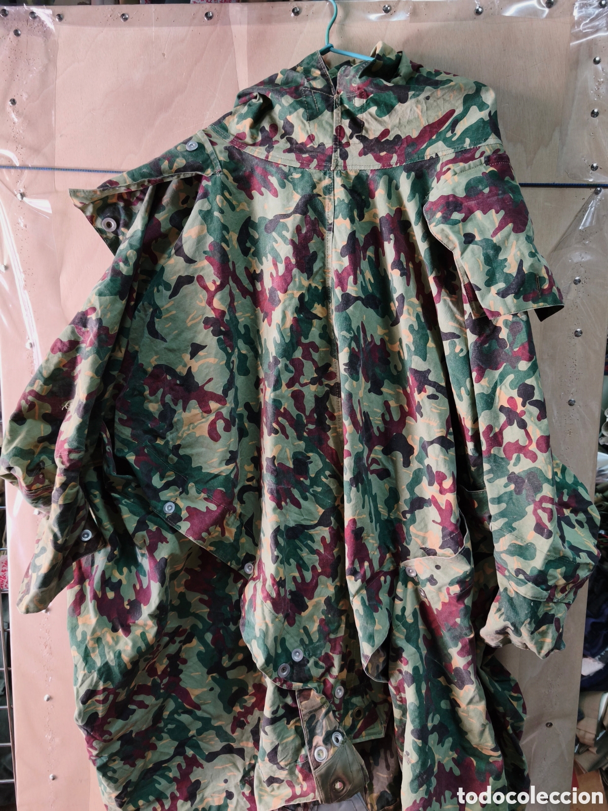 Militaria: PONCHO REVERSIBLE COES, PARACAIDISTA CON CAPUCHA COSIDA CAMUFLAJE PRIMAVERA Y OTO&Ntilde;O BUEN ESTADO