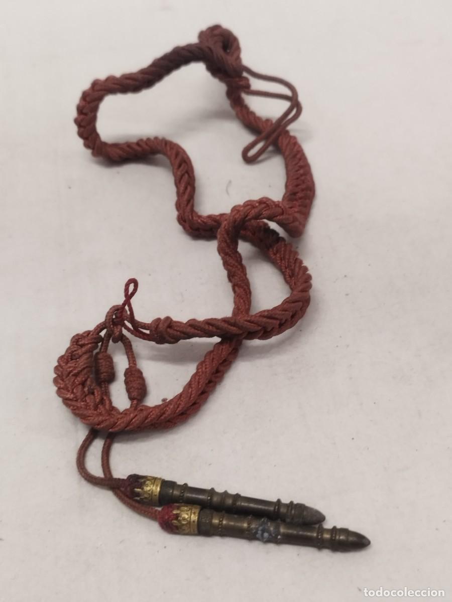Militaria: Antiguo cord&oacute;n militar de cadete de academia. De color rojo.