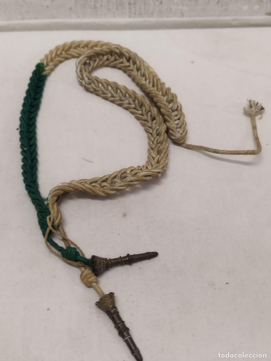 Militaria: Antiguo cord&oacute;n militar de cadete de academia. De blanco y verde.