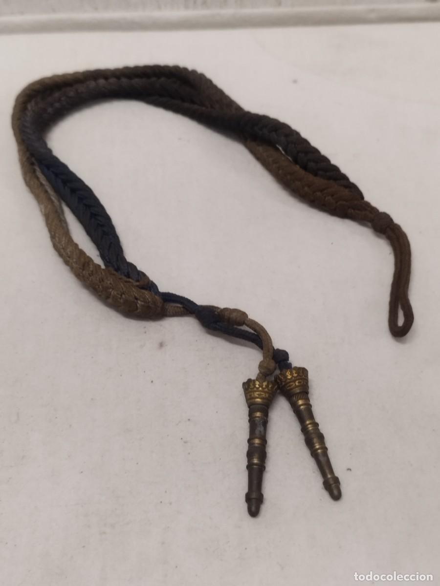 Militaria: Antiguo cord&oacute;n militar de cadete de academia. De blanco y azul.