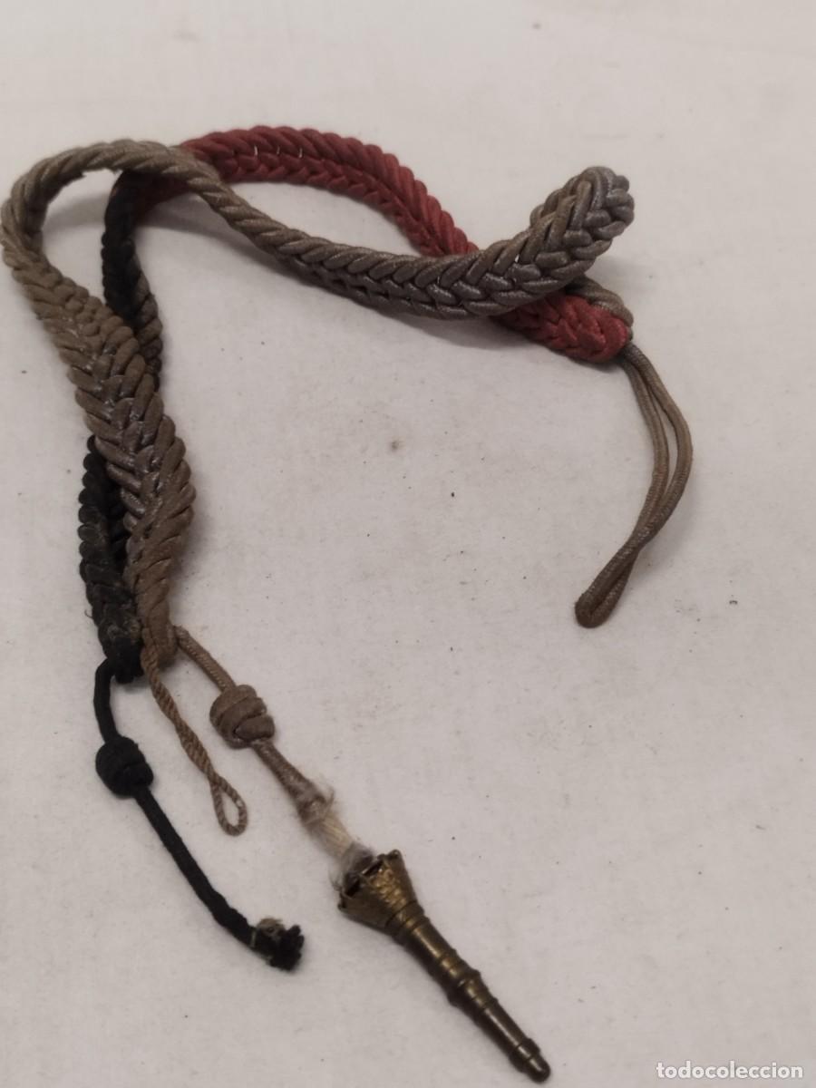 Militaria: Antiguo cord&oacute;n militar de cadete de academia. De color blanco, azul y rojo. Incompleto.