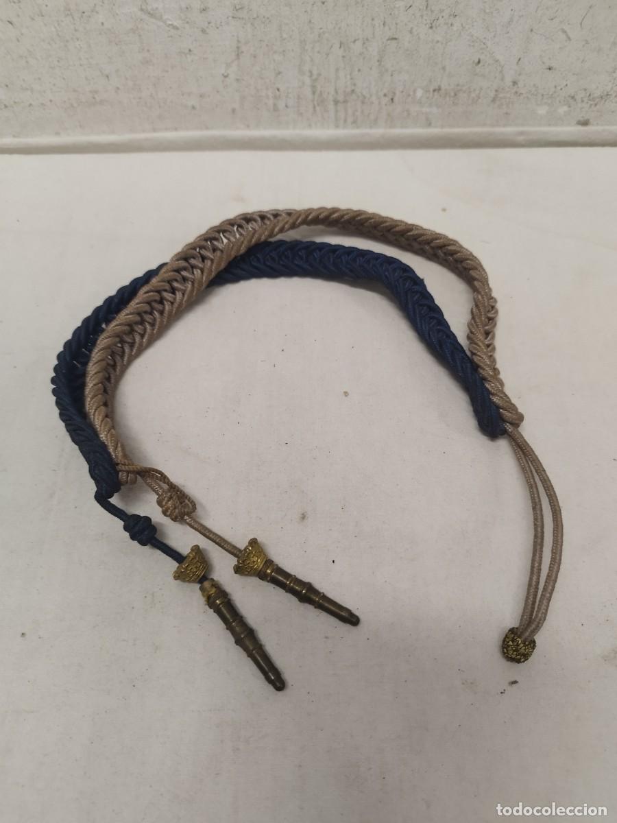 Militaria: Antiguo cord&oacute;n militar de cadete de academia. De color blanco y azul.