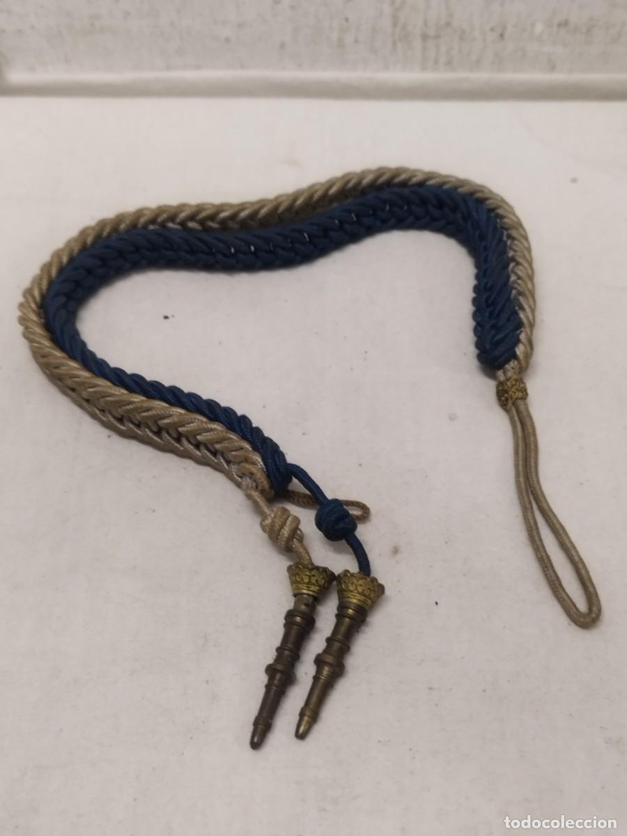 Militaria: Antiguo cord&oacute;n militar de cadete de academia. De color blanco y azul.