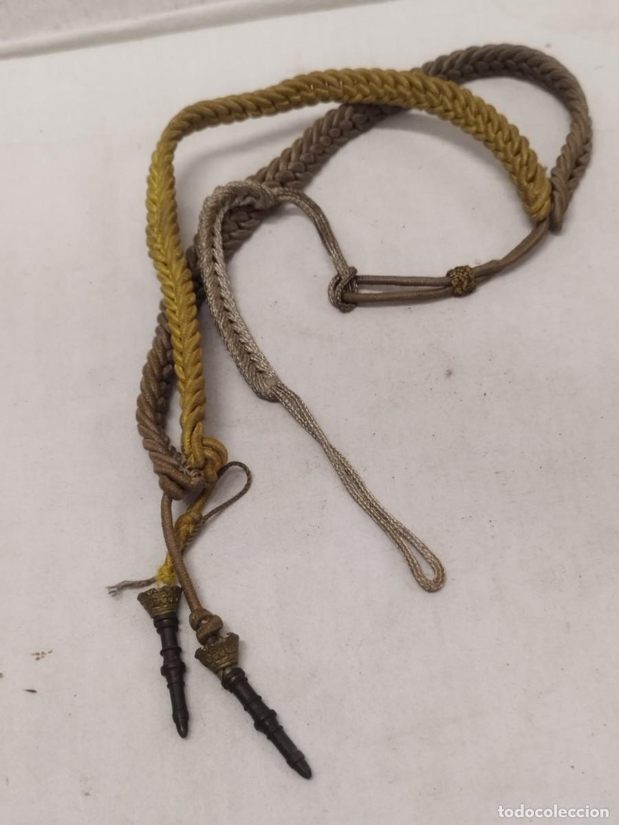 Militaria: Antiguo cord&oacute;n militar de cadete de academia. De color blanco y amarillo.