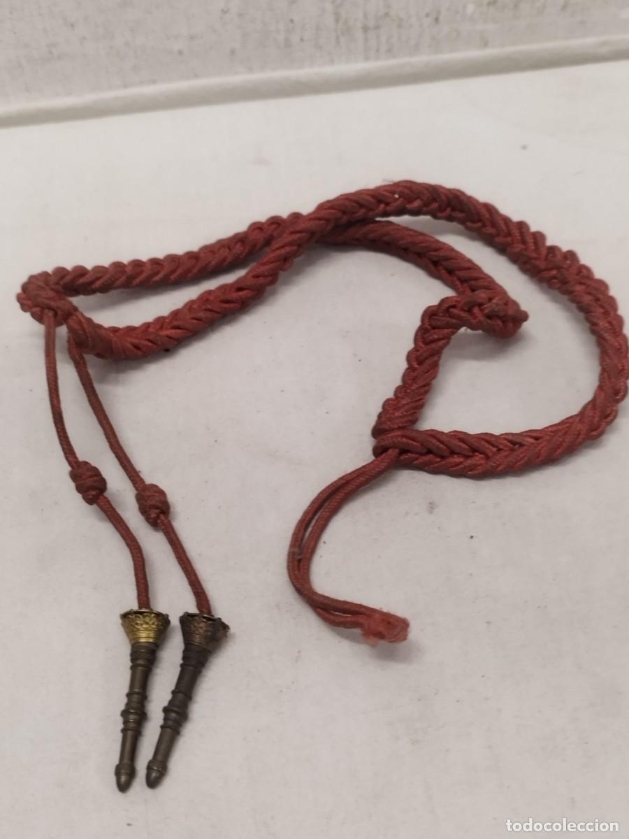 Militaria: Antiguo cord&oacute;n militar de cadete de academia. De color rojo.