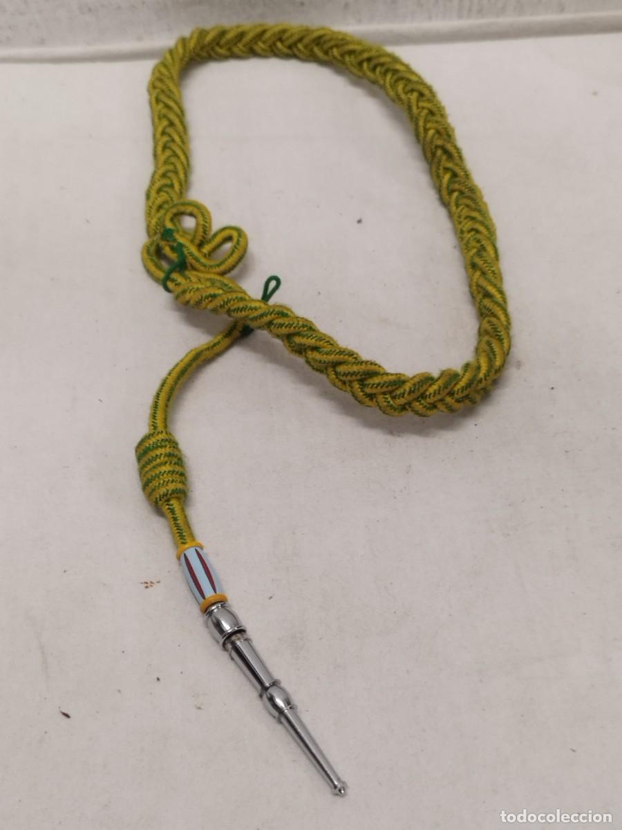 Militaria: Antiguo cord&oacute;n militar de cadete de academia. De color amarillo y verde.