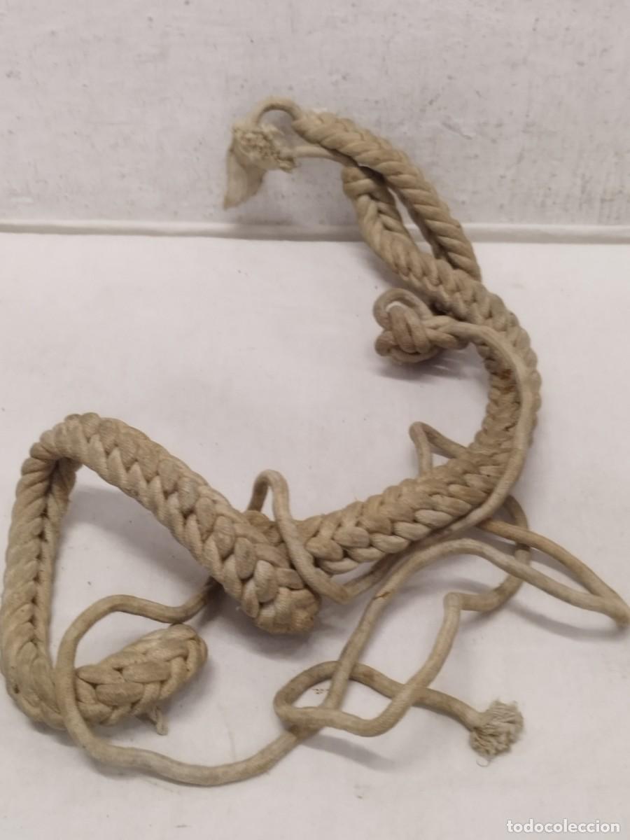 Militaria: Antiguo cord&oacute;n militar de cadete de academia. De color blanco a identificar.