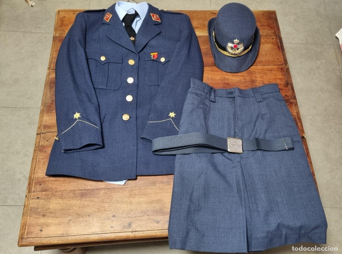 Militaria: Uniforme femenino de alferez del Ej&eacute;rcito del Aire