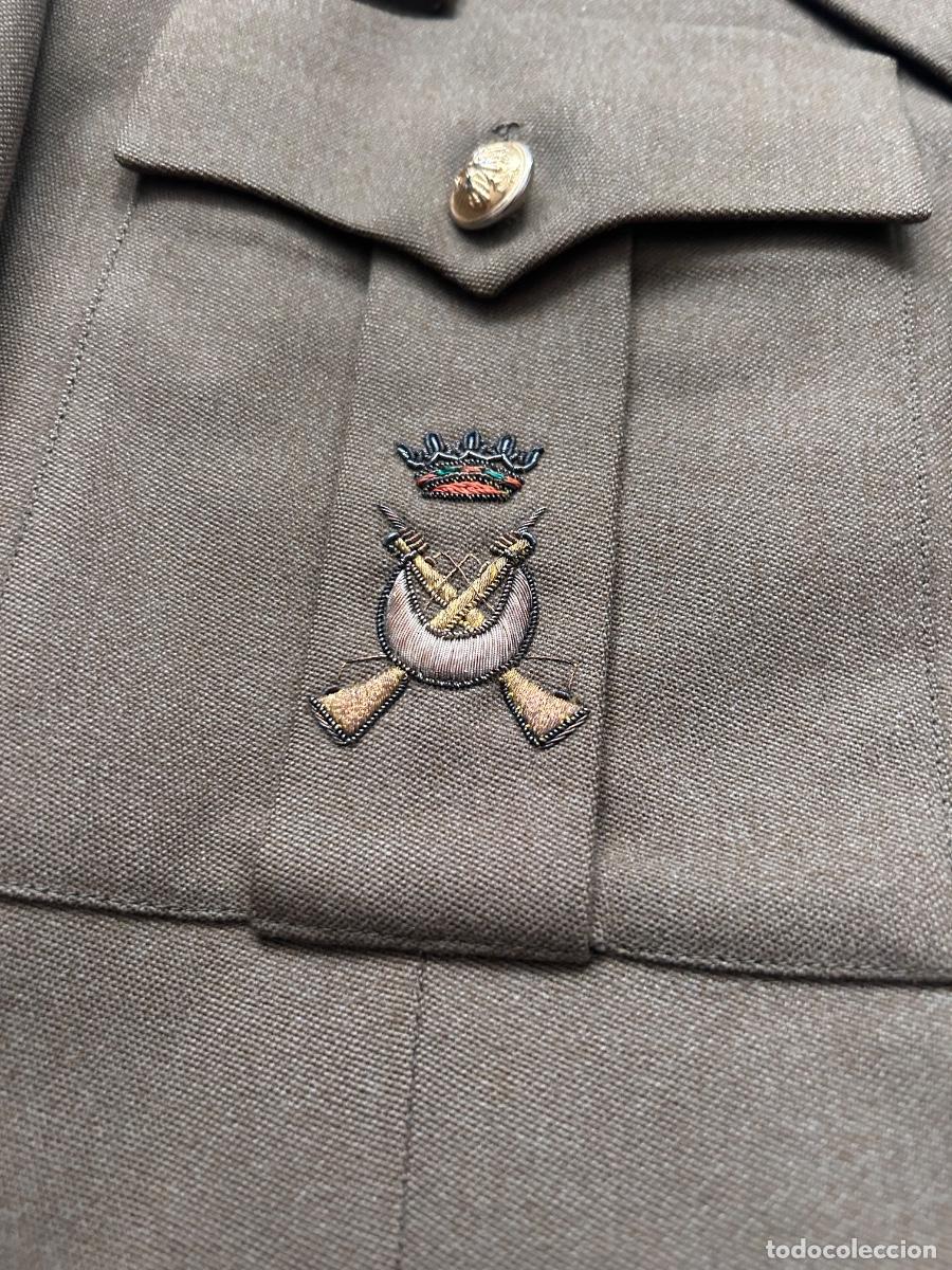 Militaria: Chaqueta militar con insignias