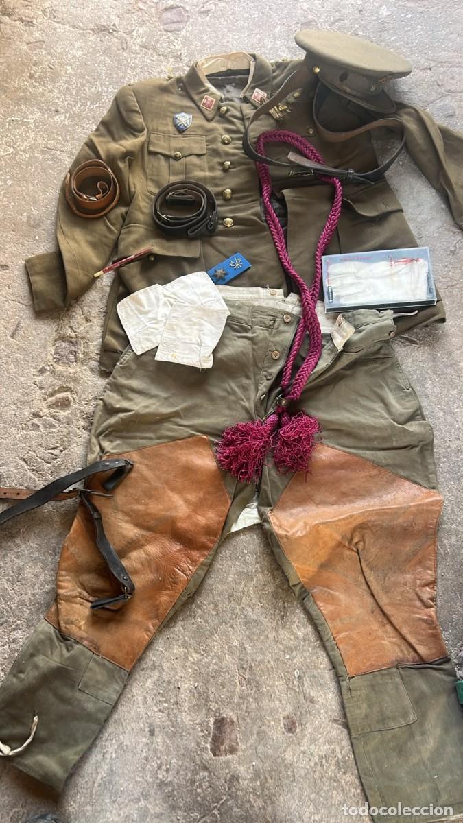 Militaria: UNIFORME MILITAR POST GUERRA DE UN ALFEREZ EN BUEN ESTADO Y CON ALGUNOS COMPLEMENTOS