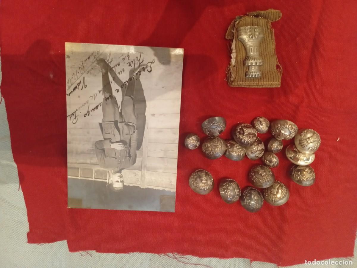Militaria: Interesante lote (JX-210289)Emblema uniforme, fotograf&iacute;a y botones Ingenieros