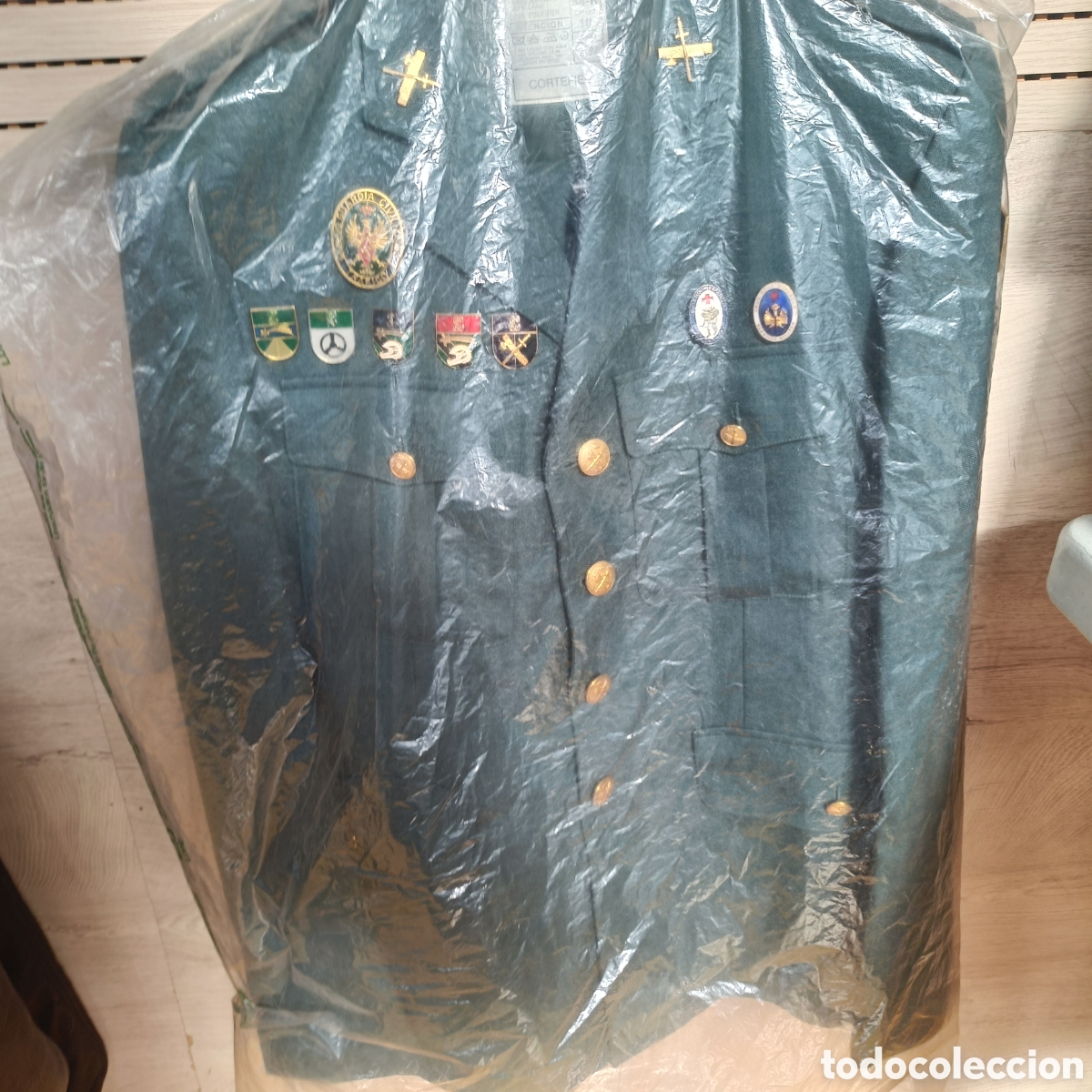 Militaria: Digo uniforme de la agrupaci&oacute;n de Tr&aacute;fico con nueve distintivos
