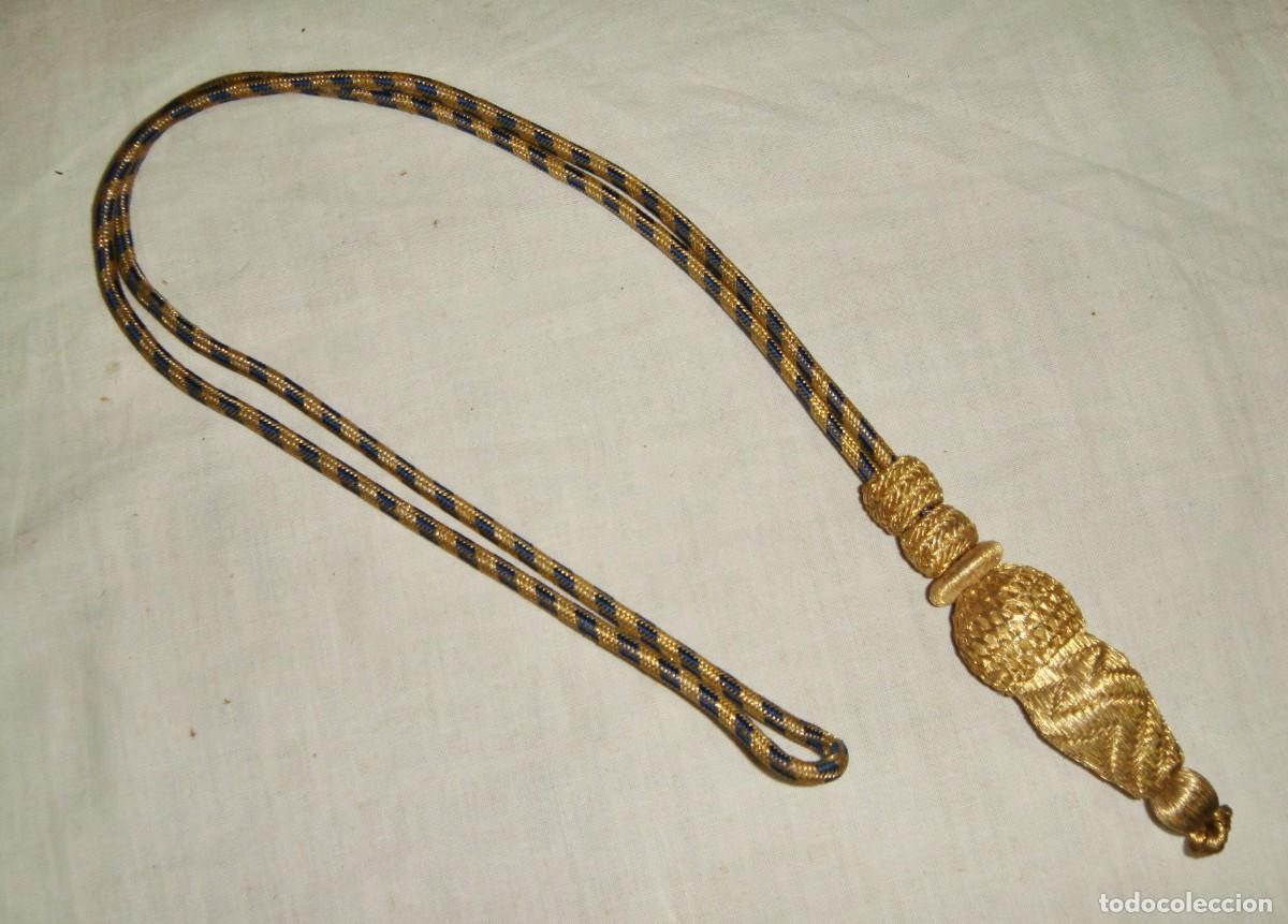 Militaria: Fiador de sable militar &middot; Cord&oacute;n azul y dorado con borla &middot; ca. 1900&ndash;1950