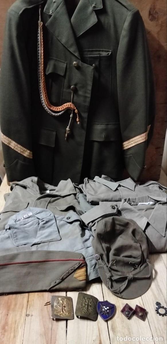 Militaria: Lote de uniformes e insignias Ej&eacute;rcito Tierra espa&ntilde;ol.