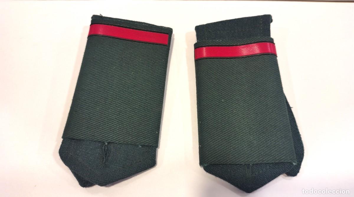 Militaria: Pareja hombreras / palas portadivisas de tela verde con manguitos. Rango Cabo. Guardia Civil. C014