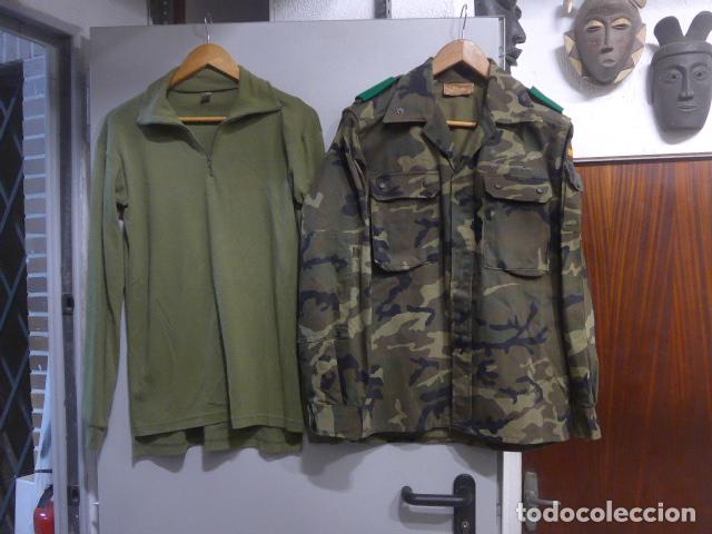 Militaria: Antiguo abrigo de camuflaje y camiseta jersey, de las COES, original