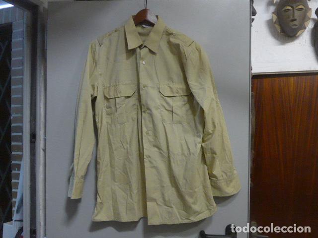 Militaria: Antigua camisa espa&ntilde;ola original, talla 41. Color beige o ocre clarito.