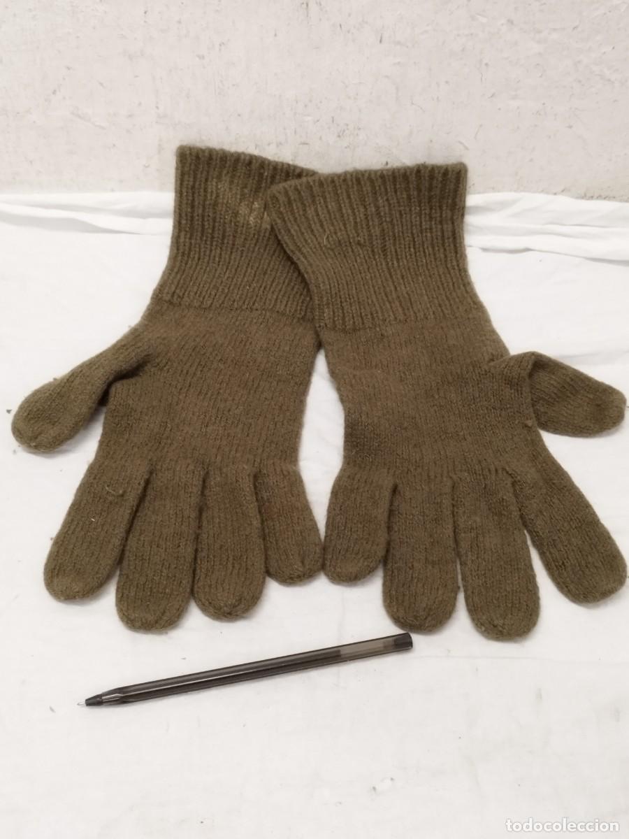 Militaria: Preja o par de antiguos guantes militares de invierno. De lana de color verde.