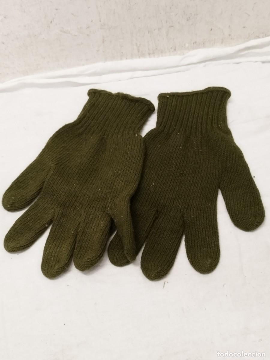 Militaria: Preja o par de antiguos guantes militares de invierno. De color verde, de tirador. Agujero en dedo.