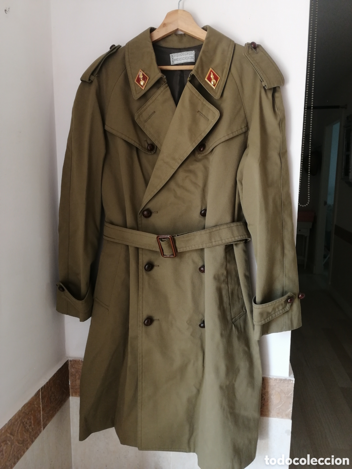 Militaria: Gabardina militar con insignia de artiller&iacute;a