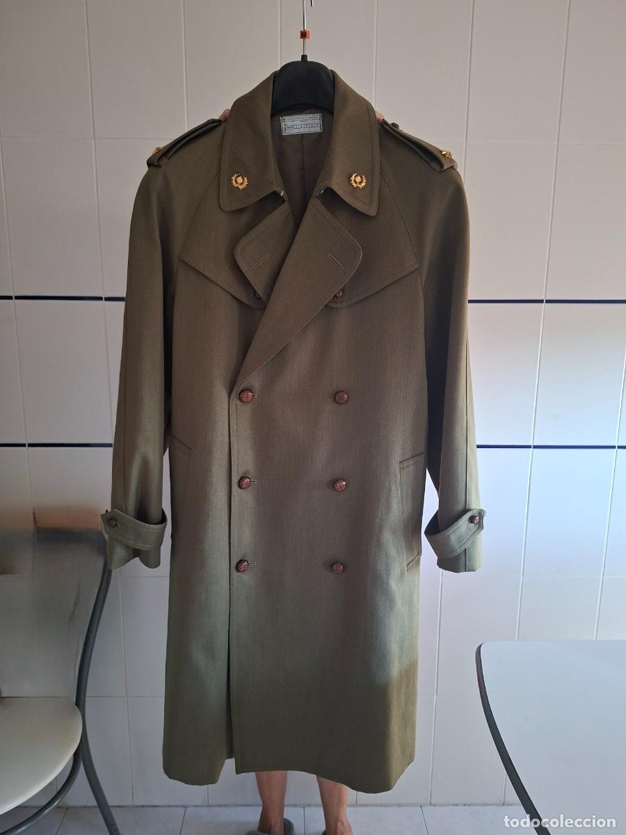 Militaria: ABRIGO MILITAR DE TENIENTE CON ESTRELLAS E INSIGNIAS PLANA MAYOR MET&Aacute;LICAS - 50 M