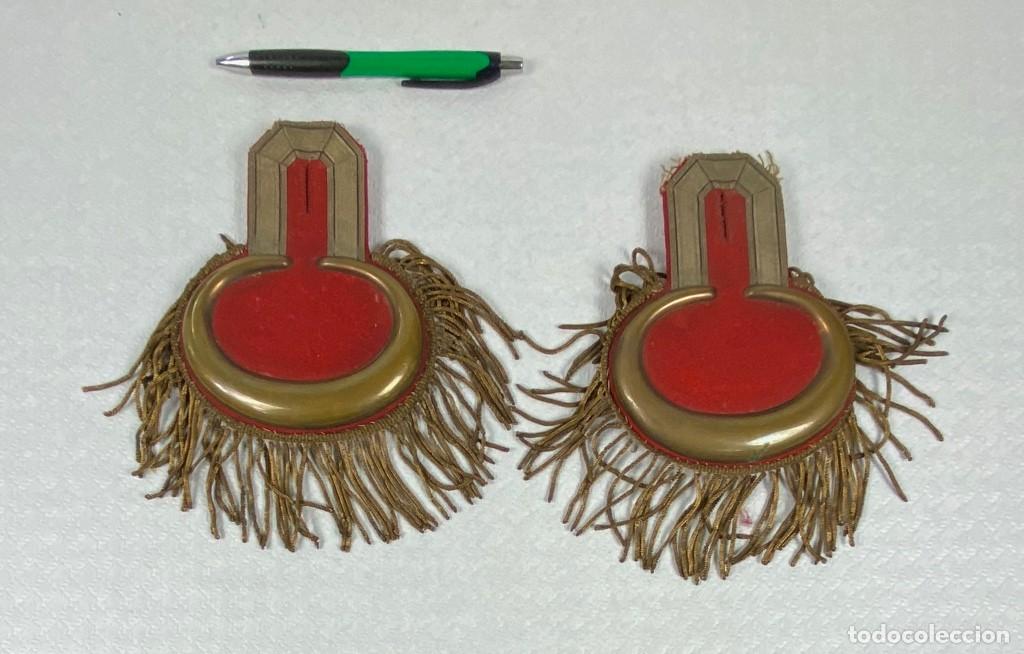 Militaria: Pareja de Hombreras o Charreteras de gala para uniforme de Oficial Espa&ntilde;ol Siglo XIX