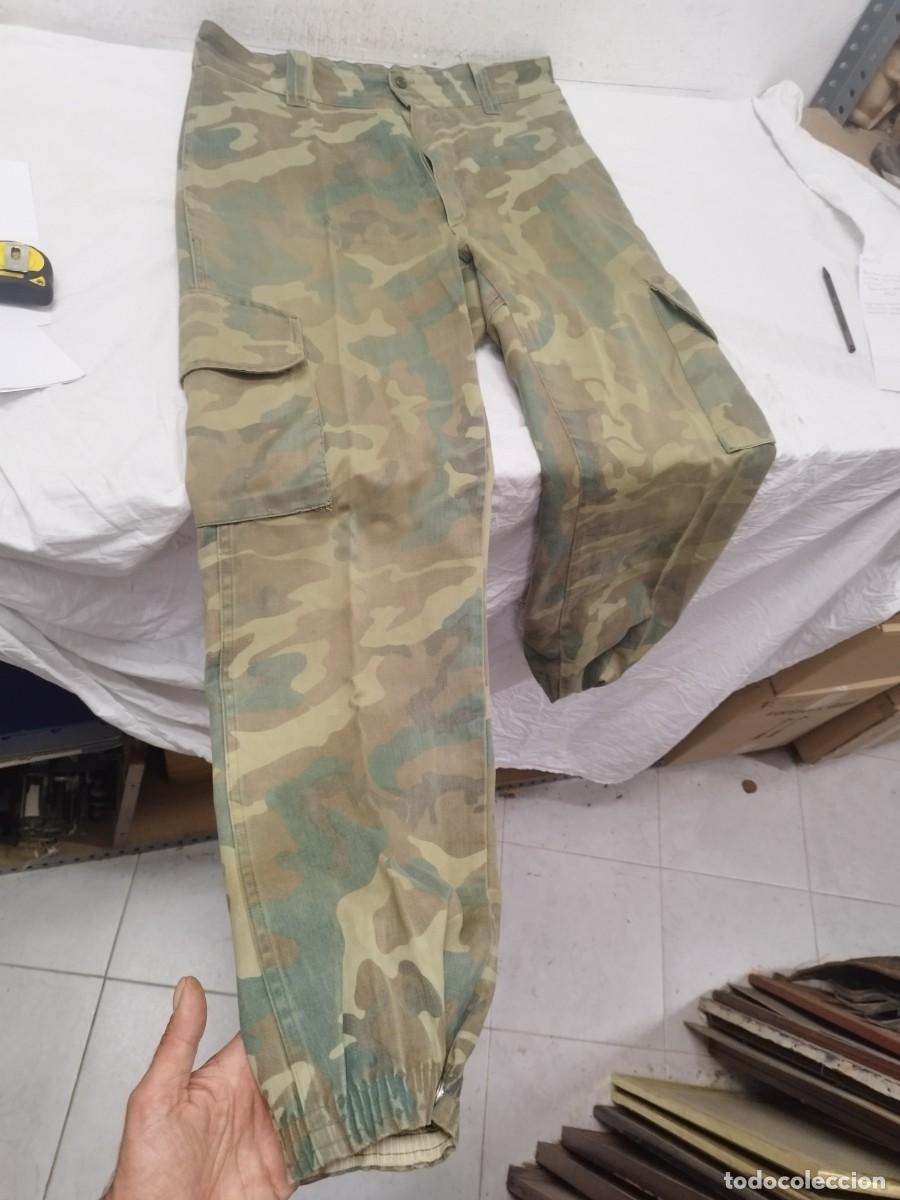 Militaria: Pantal&oacute;n militar del ej&eacute;rcito espa&ntilde;ol. Camuflaje, mimetizado. Marcado FECSA, goma bot&oacute;n en tobillos