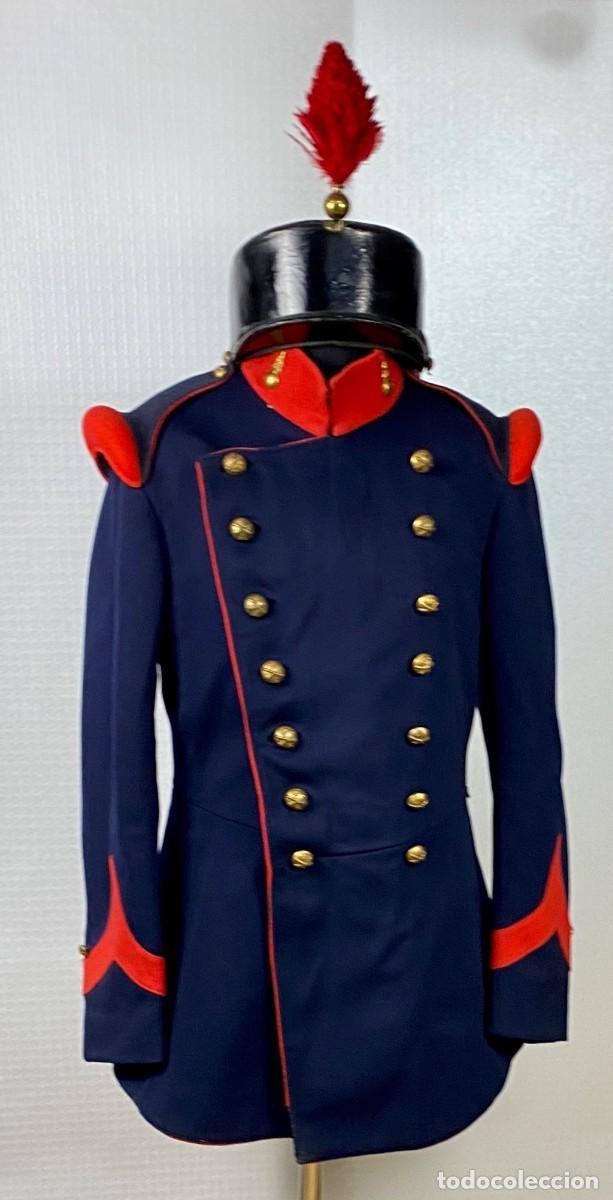 Militaria: Conjunto de Artiller&iacute;a compuesto de Ros en charol negro y Guerrera para las Bater&iacute;as a Caballo 1890