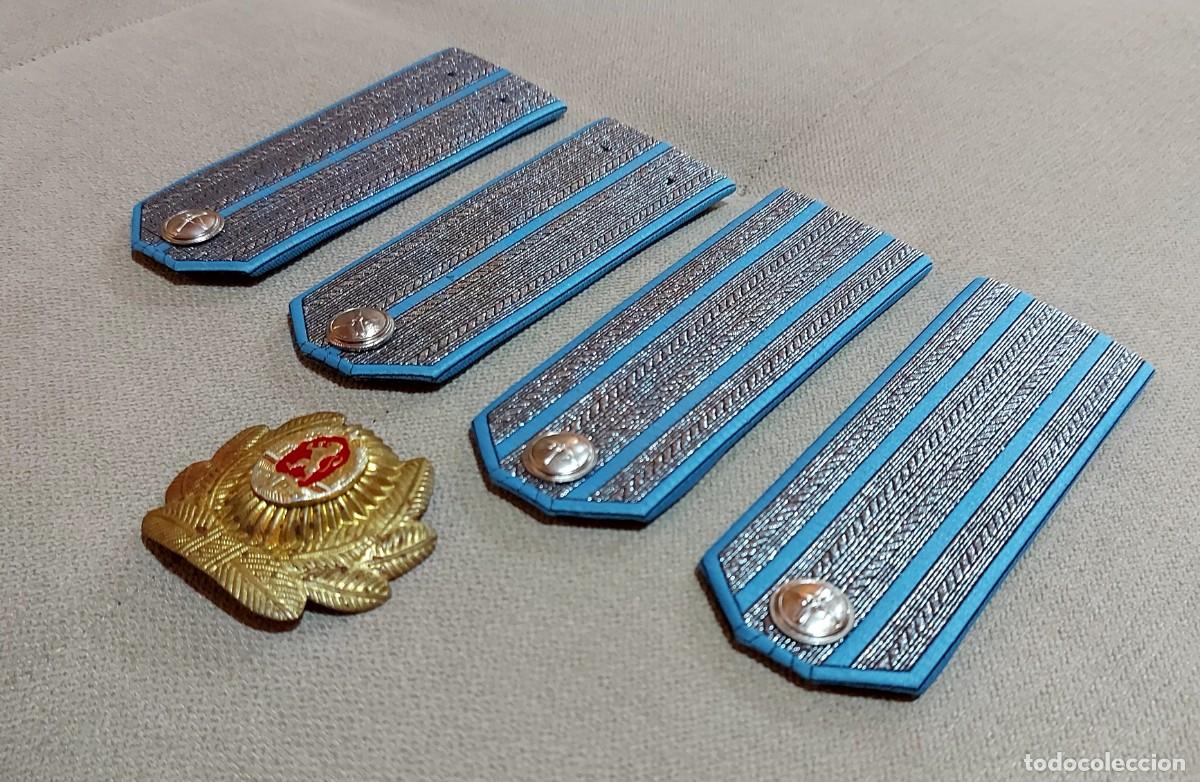 Militaria: LOTE DE CUATRO HOMBRERAS MILITARES Y UNA INSIGNIA
