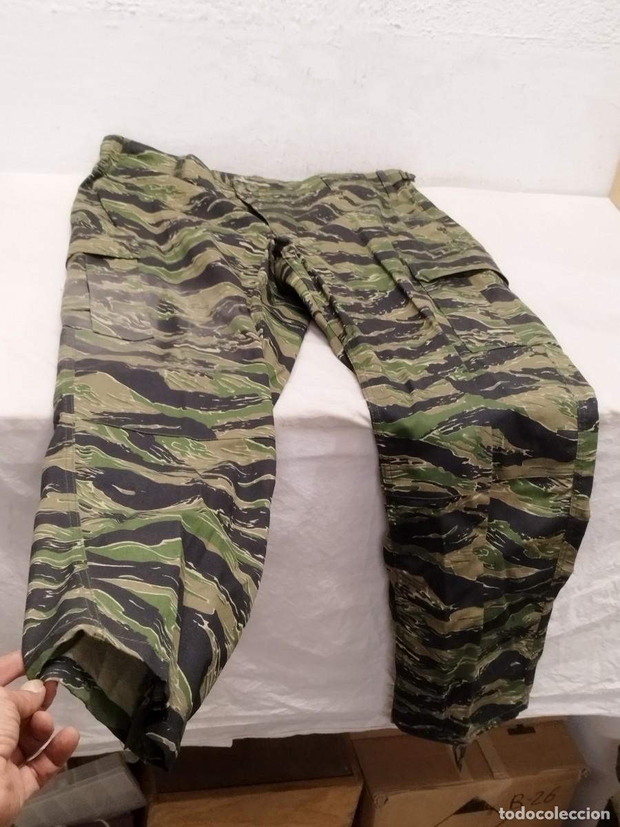 Militaria: Pantalon militar de camuflaje del ejercito estadounidense, americano. 33D.