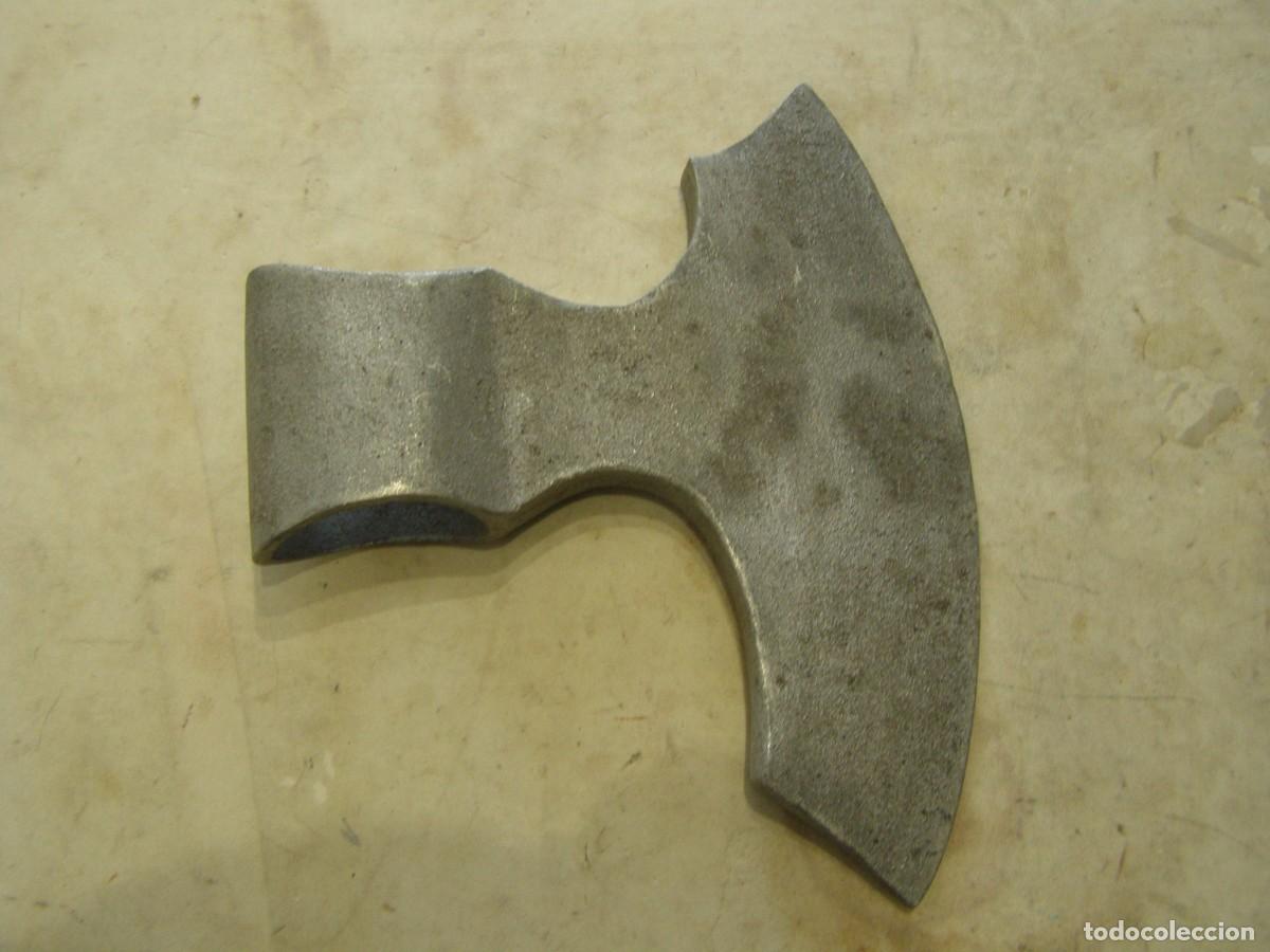 Militaria: Hacha medieval vieja, r&eacute;plica para teatro o cine. Ideal para recreaciones o espect&aacute;culos.