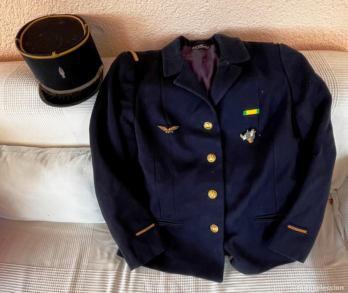 Militaria: Francia. Kepi de Suboficial de Transmisiones del Ej&eacute;rcito franc&eacute;s, y chaqueta o guerrera con i